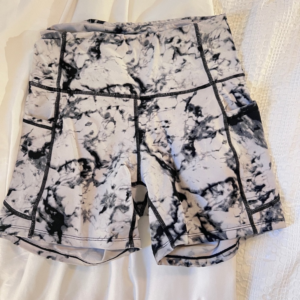 The Gym People Marble White High Waist Yoga Shorts - Picture 4 of 4